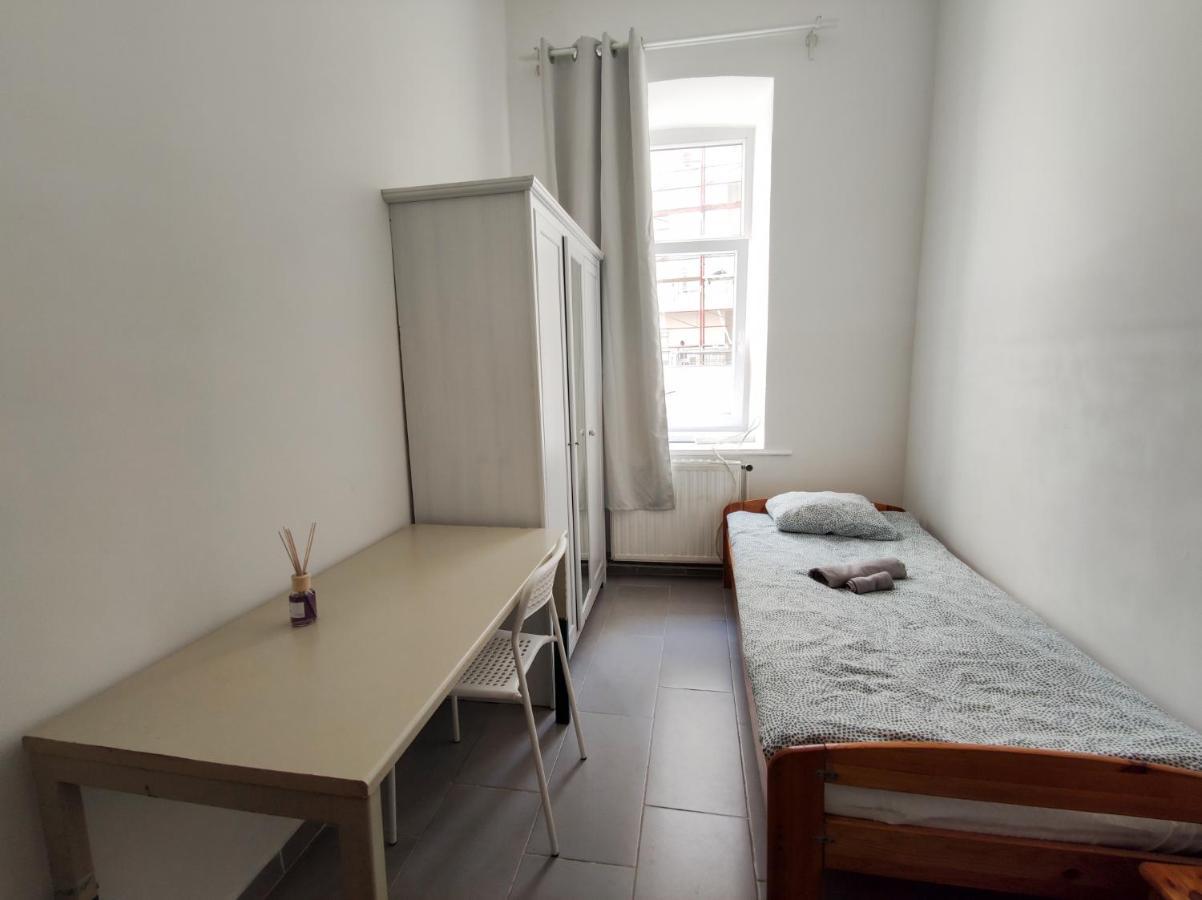 Room With Privat Shower In 3 Rooms Apartment 维也纳 外观 照片