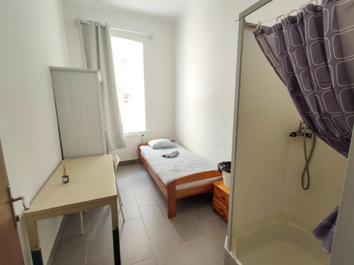Room With Privat Shower In 3 Rooms Apartment 维也纳 外观 照片