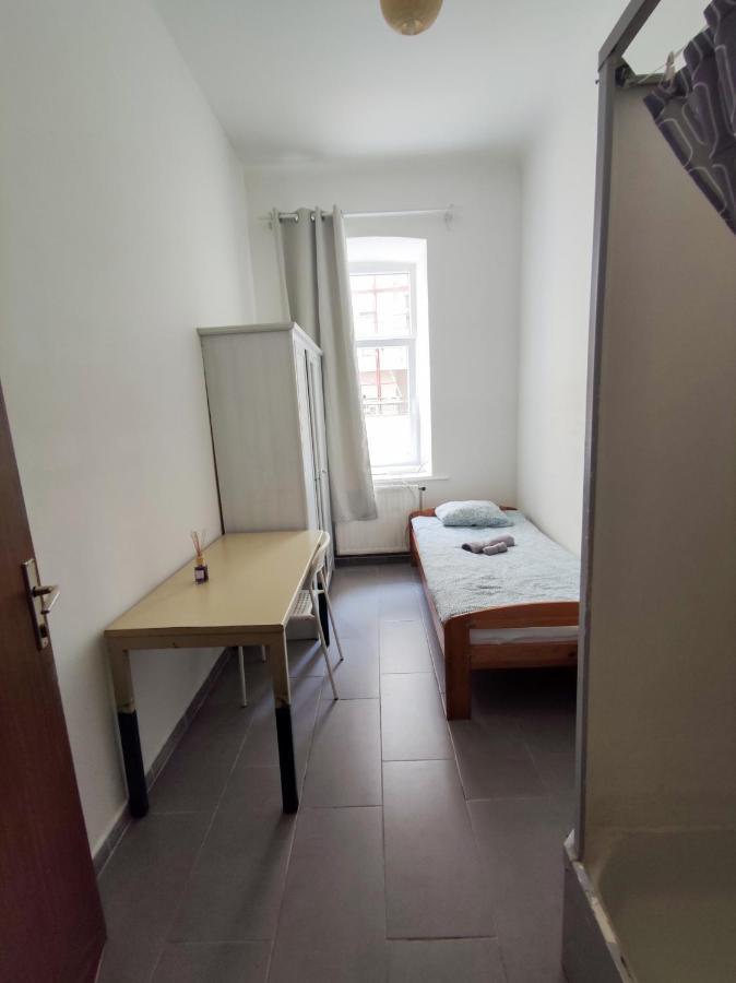 Room With Privat Shower In 3 Rooms Apartment 维也纳 外观 照片